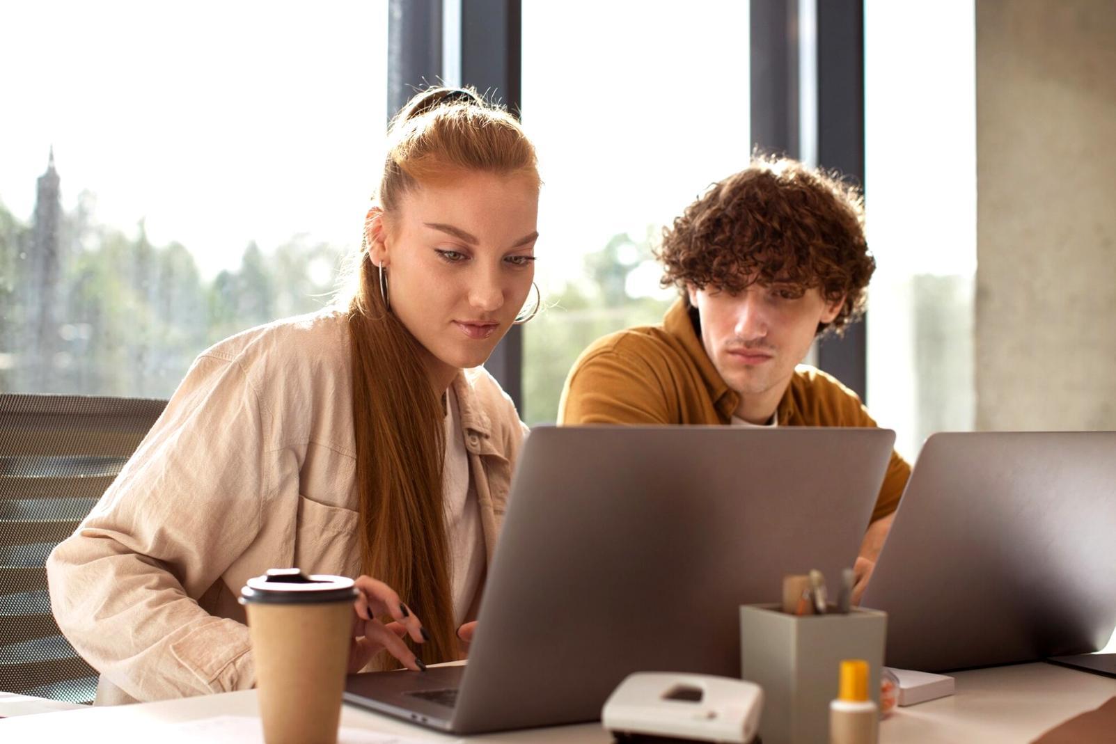 Estudiantes analizando información financiera en sesión de trabajo